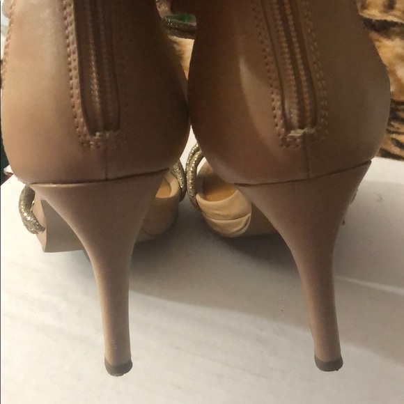 Heel shoes. Gold colour details - Picture 6 of 13